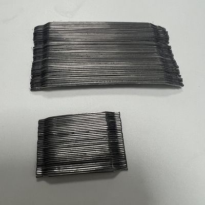 L'estremità agganciata di armatura in cemento armato ha incollato la fibra d'acciaio per la traversina ferroviaria